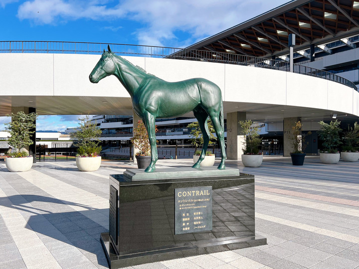 競馬女子部 : 青空にはえる、この馬像